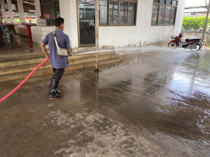 งานป้องกันและบรรเทาสาธารณภัยฯ ดำเนินการล้างพื้นผิวทำความสะอาดตลาดสดเทศบาลตำบลกุดดู่