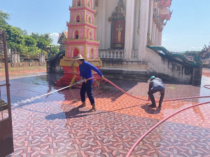 งานป้องกันและบรรเทาสาธารณภัยเทศบาลตำบลกุดดู่ ดำเนินการล้างพื้นผิวทำความสะอาดอุโบสถ์วัดศรีสว่างกุดดู่