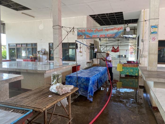 ดำเนินการล้างพื้นผิวทำความสะอาดตลาดสดเทศบาลตำบลกุดดู่
