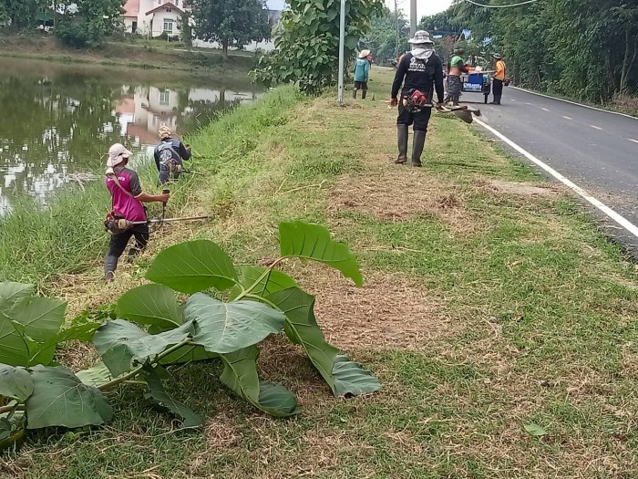 กองช่างเทศบาลตำบลกุดดู่  ตัดหญ้าทำความสะอาดร่วมกับชาวบ้านกุดดู่ รอบบริเวณสระร่วมพัฒนา และดำเนินการย้ายหม้อมิเตอร์น้ำ