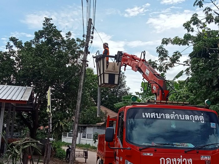 กองช่างเทศบาลตำบลกุดดู่ ดำเนินการตัดหญ้า ต่อท่อประปาที่ชำรุด ซ่อมแซมไฟแสงสว่างถนน  และหล่อฝาปิดรางระบายน้ำ 