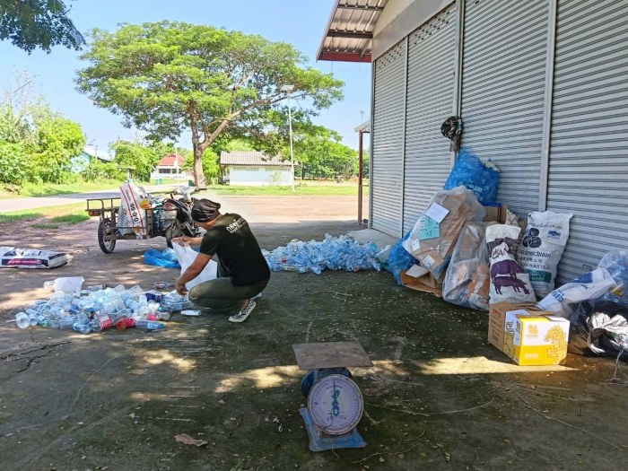 กองสาธารณสุขและสิ่งแวดล้อม ดำเนินการรับซื้อขยะรีไซเคิล ณ กองทุนหมู่บ้านโพธิ์ทอง หมู่ที่ ๑๓