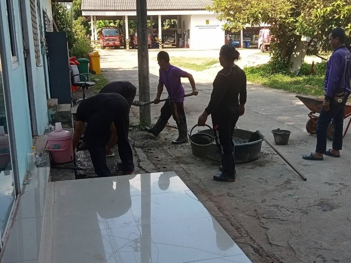 กองช่างเทศบาลตำบลกุดดู่ ดำเนินการเทหล...