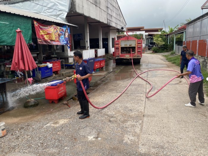 งานป้องกันและบรรเทาสาธารณภัยเทศบาลตำบลกุดดู่ ดำเนินการล้างพื้นผิวทำความสะอาดตลาดสดเทศบาลตำบลกุดดู่