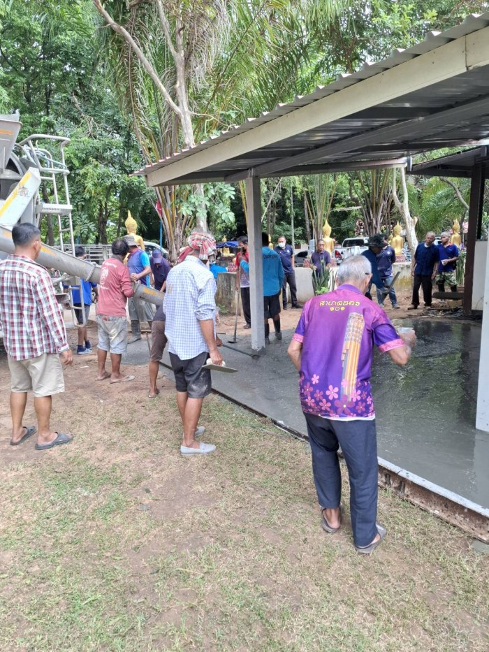 กองช่างเทศบาลตำบลกุดดู่ ร่วมกับกองสาธารณสุขและสิ่งแวดล้อม ดำเนินการเตรียมสถานที่ในการจัดงานประเพณีบุญทอดเทียนตำบลกุดดู่