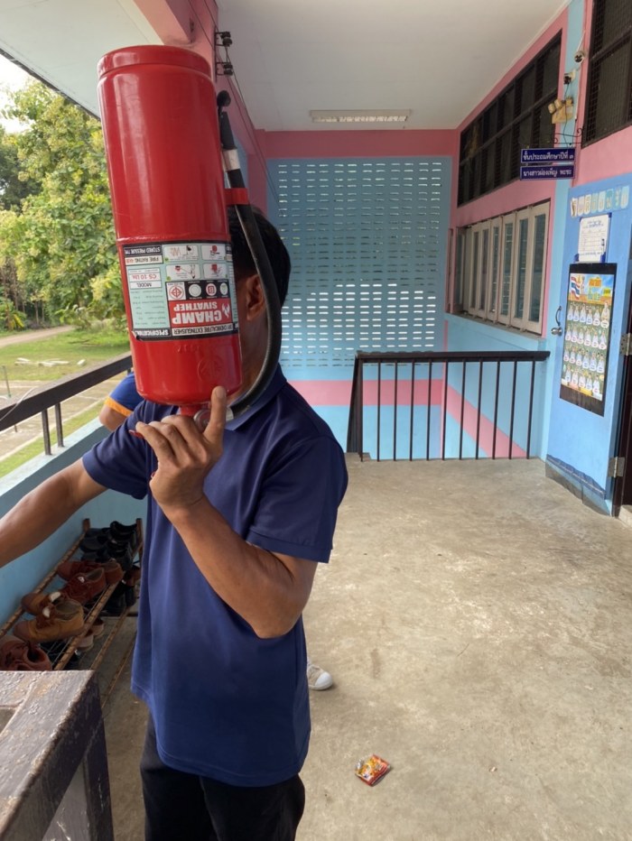 งานป้องกันฯ ดำเนินการออกตรวจสอบถังดับเพลิงในโรงเรียนชุมชนบ้านกุดดู่ และโรงเรียนกุดดู่พิทยาคม