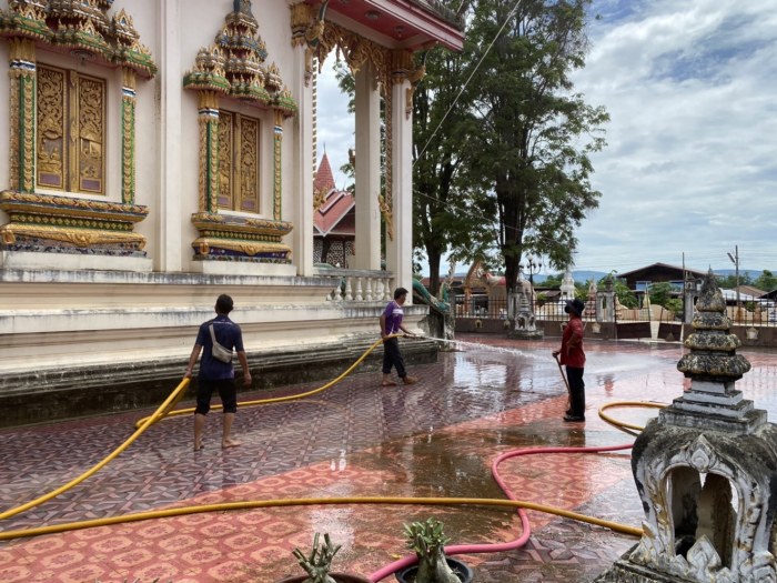งานป้องกันฯ ร่วมกับกองช่างดำเนินการล้างพื้นผิวโบสถ์วัดศรีสว่างกุดดู่