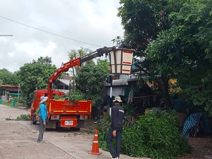 กองช่างฯ ดำเนินการตัดกิ่งไม้ที่ออกจากเสาสัณญาณไฟกระพริบ และเก็บท่อบริเวณถนนทางไปบ้านโคกสะอาด 