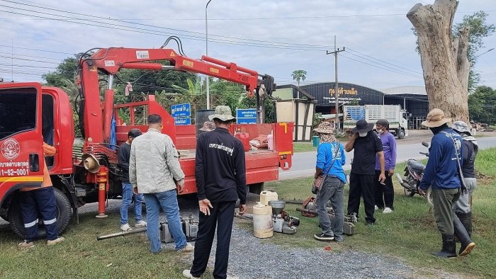กองสาธารณสุขและสิ่งแวดล้อม ร่วมกับกองช่างเทศบาลตำบลกุดดู่ ดำเนินงานพ่นหมอกควันในการกำจัดยุงลาย