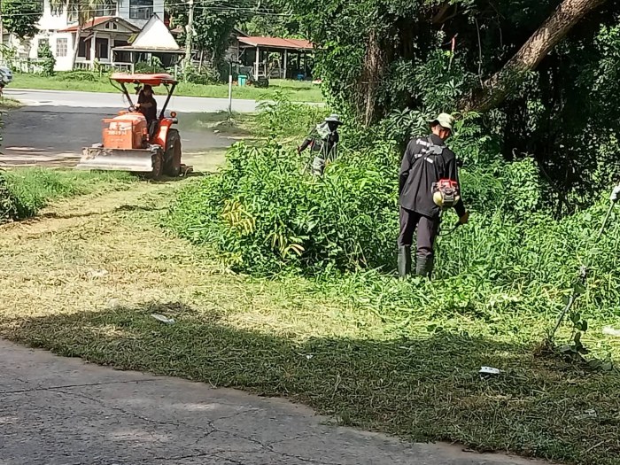 กองช่างเทศบาลตำบลกุดดู่ ดำเนินการตัดหญ้าทำความสะอาดบริเวณสระโบกธรณี หมู่ที่ 12