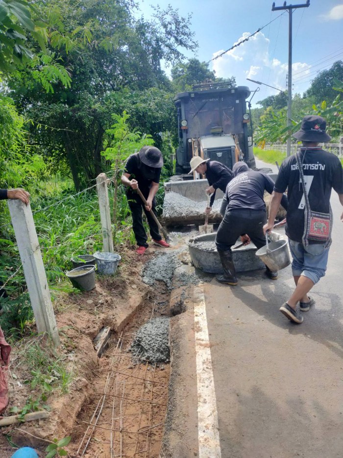 กองช่างเทศบาลตำบลกุดดู่ ดำเนินการซ่อมแซมถนนแยกวัดป่าบ้านกุดดู่ หมู่ที่ ๒