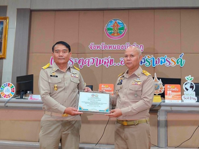 เข้ารับใบเกียรติบัตรที่ได้น้อมนำแนวพระราชดำริของสมเด็จพระกนิษฐาธิราชเจ้ากรมสมเด็จพระเทพรัตนราชสุดา สยามบรมราชกุมารี สู่การปฏิบัติการปลูกพืชผักสวนครัว