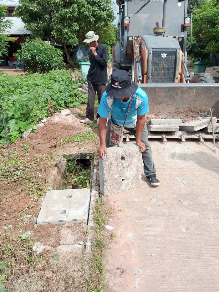 กองช่างฯ ดำเนินการตัดกิ่งไม้ออกจากไฟโ...