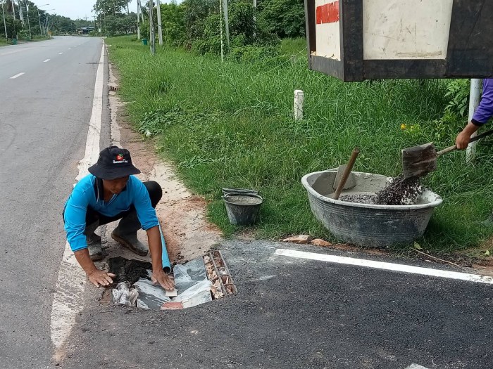 กองช่างฯ ซ่อมแซมร่องระบายน้ำ บริเวณทางแยกถนนสุปัญญา1 หมู่ที่ 2 และทางแยกไปหนองแวง หมู่ที่ 1
