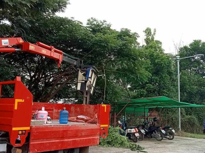 กองช่างเทศบาลตำบลกุดดู่ ดำเนินการตัดกิ่งไม้ที่ศูนย์พัฒนาเด็กเล็กวัดศีรสว่างกุดดู่