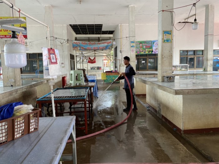 การล้างพื้นผิวทำความสะอาดตลาดสดเทศบาลตำบลกุดดู่