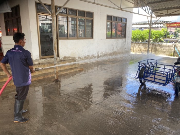 งานป้องกันฯ ดำเนินการล้างพื้นผิวทำความสะอาดตลาดสดเทศบาลตำบลกุดดู่