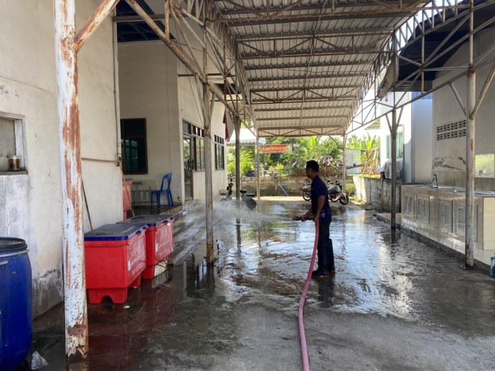 งานป้องกันและบรรเทาสาธารณภัยเทศบาลตำบลกุดดู่ ดำเนินการล้างพื้นผิวทำความสะอาดตลาดสดเทศบาลตำบลกุดดู่