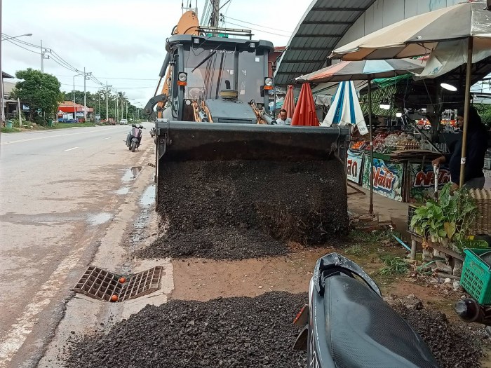 กองช่างเทศบาลตำบลกุดดู่ ดำเนินการนำหินคลุกไปโรยที่บริเวณหน้าตลาดสดเนื้องจากมีนํ้าท่วมขัง